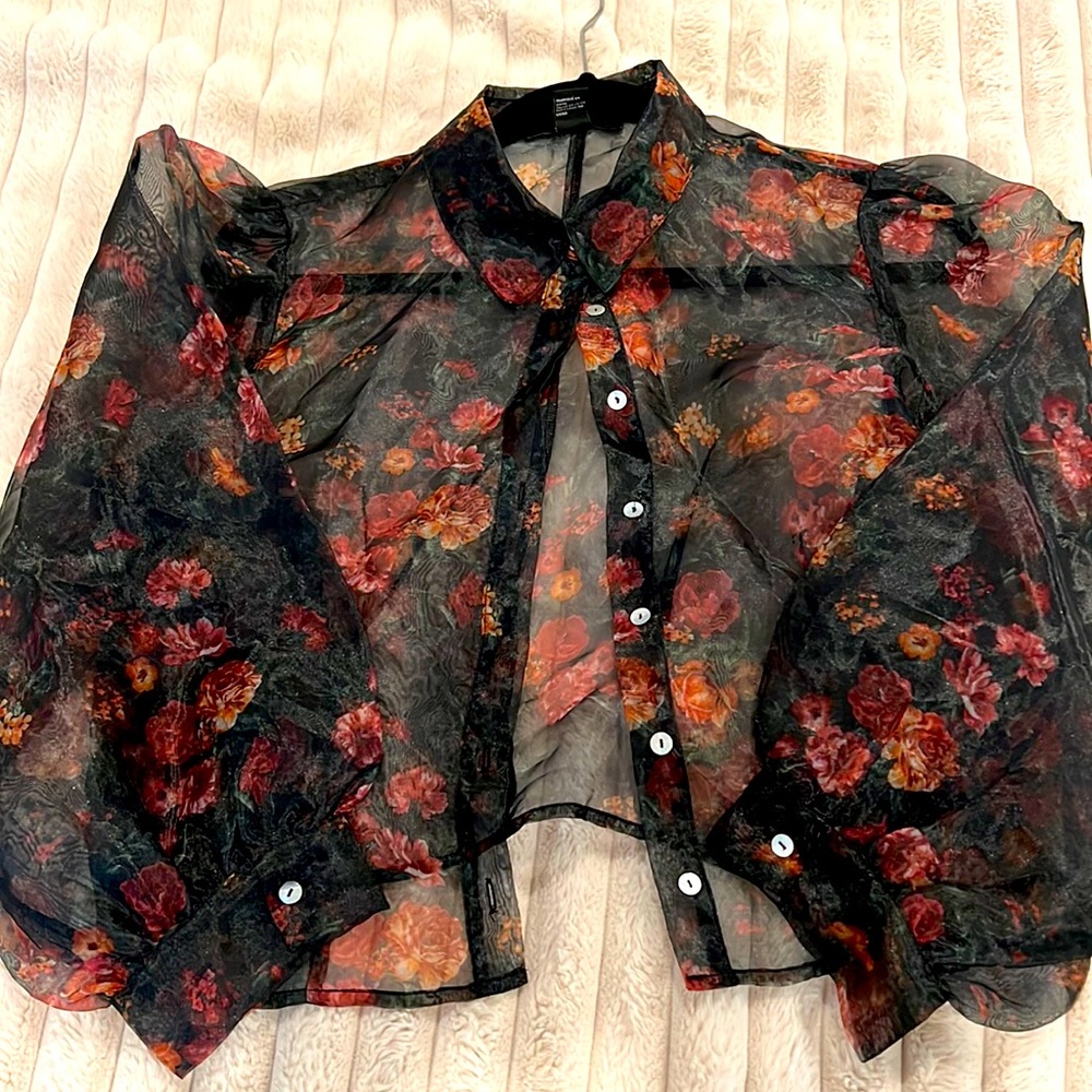 Beautiful Sheer black button up floral blouse, Forever XXI.🌸🌼